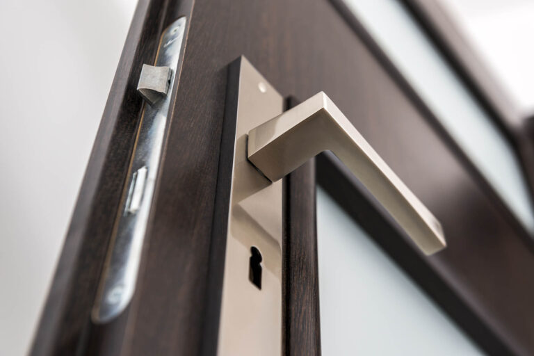 Modern,,Contemporary,Satin,Handle,And,Keyhole,Detail