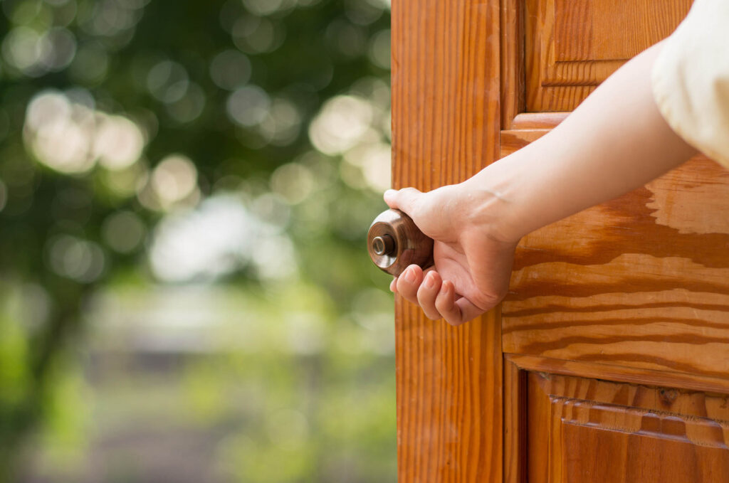 Women,Hand,Open,Door,Knob,Or,Opening,The,Door.